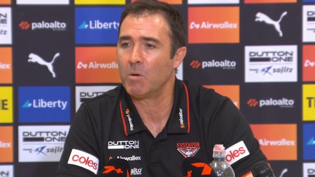 Essendon teknik direktörü Brad Scott maç sonrası konuşma yaparken.