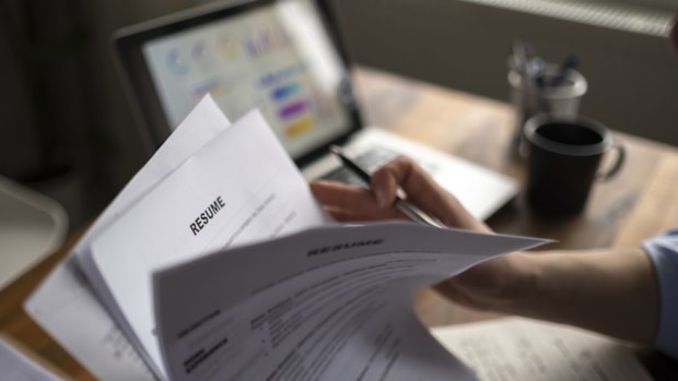 Applying for a job, filing a resume Experience, candidates stand the document with the company hr to get elected to work.