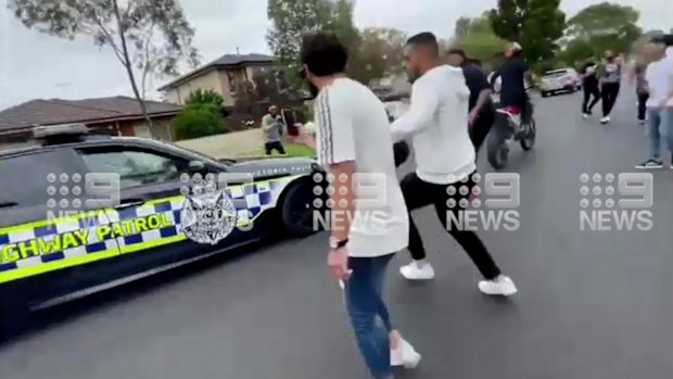 Video captures group of men rushing at police car in Glenroy | Nine.com.au