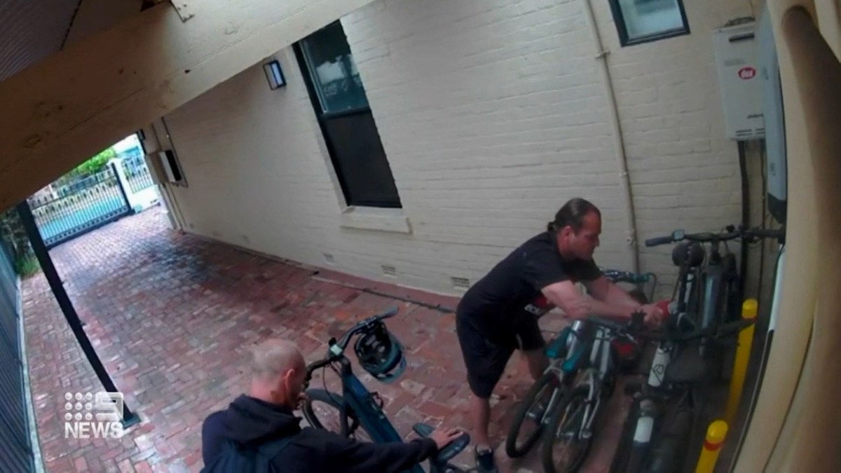 Dumb criminals: Thieves caught in HD CCTV footage allegedly stealing e ...