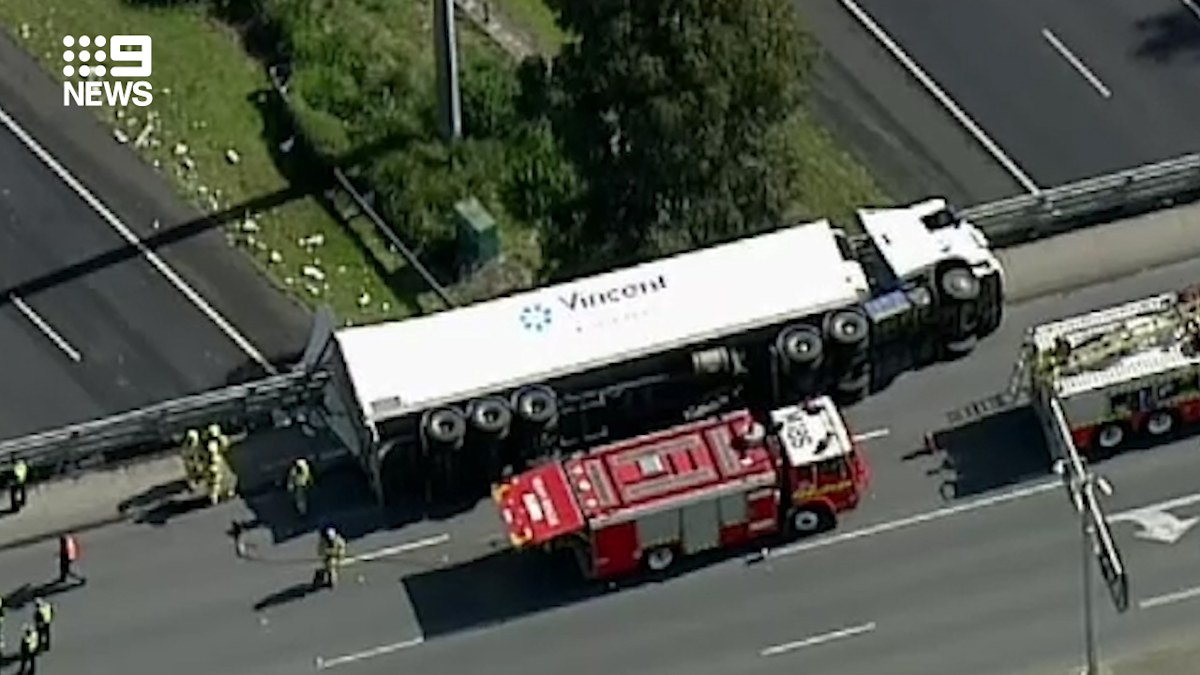 Melbourne traffic: Roads reopen after Eastern Freeway truck rollover at ...