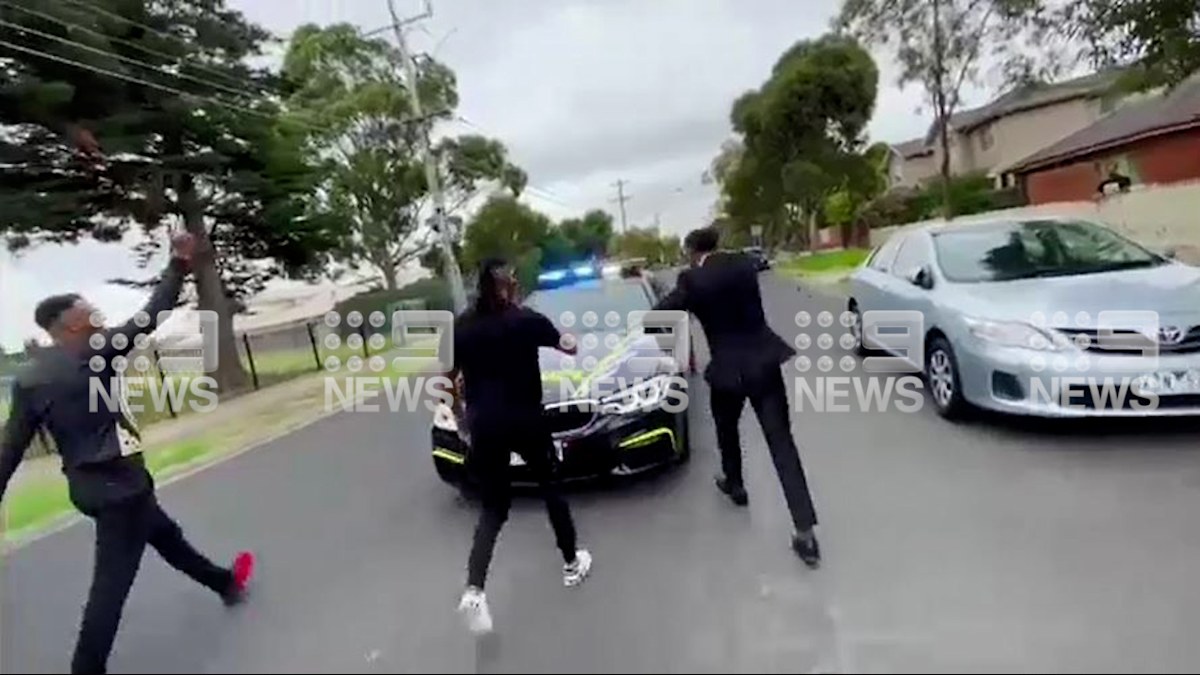 Video captures group of men rushing at police car in Glenroy | Nine.com.au