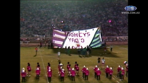 La pancarta izada en el camino de Peter Sterling en Long Beach.