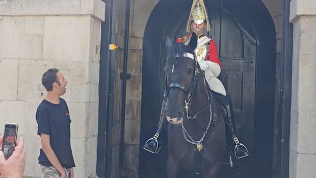 King's Guard's touching gesture for tourist