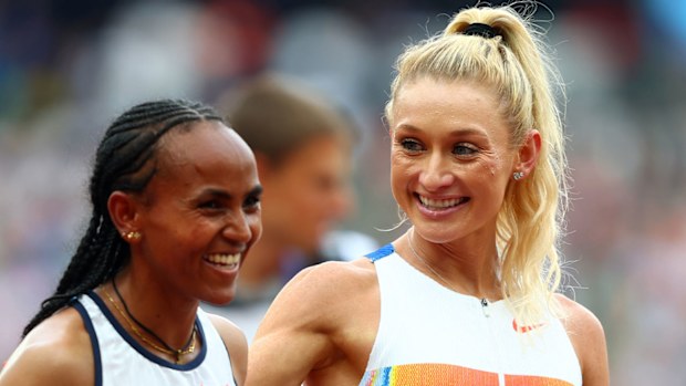 Gudaf Tsegay (left) and Jessica Hull.