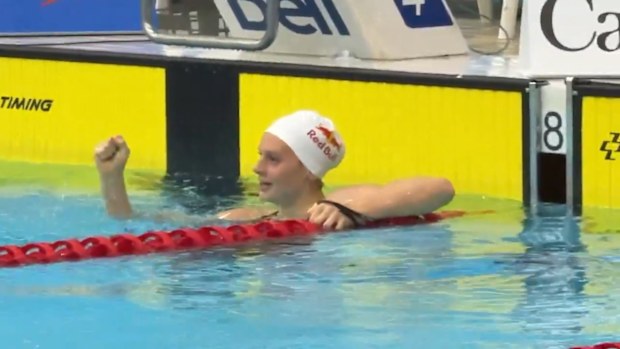 Summer McIntosh, 400m serbest stil dünya rekorunu kırdıktan sonra tepki veriyor.