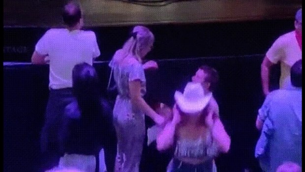 Influencer accidentally blocks couple's proposal footage