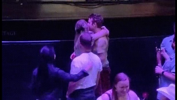 Influencer accidentally blocks couple's proposal footage