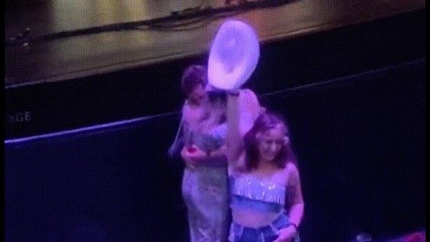 Influencer accidentally blocks couple's proposal footage