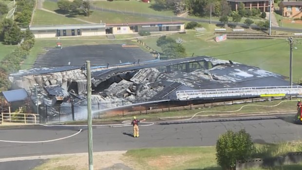 A massive fire has torn through an iconic local leagues club on the NSW Mid North Coast, destroying four decades of history.