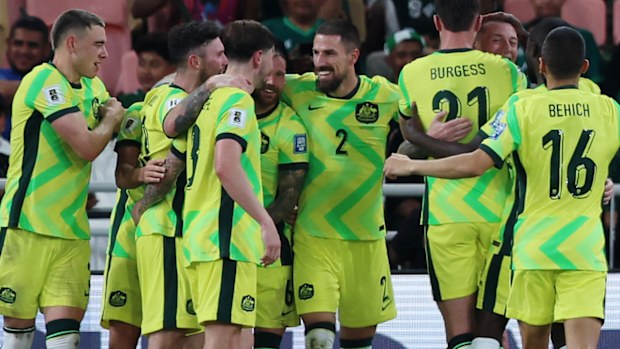 Socceroos, Suudi Arabistan'a karşı Mitch Duke'un golünü kutluyor.