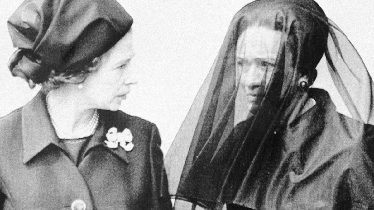 Queen Elizabeth's 'slap in the face' to her uncle King Edward VIII by ...