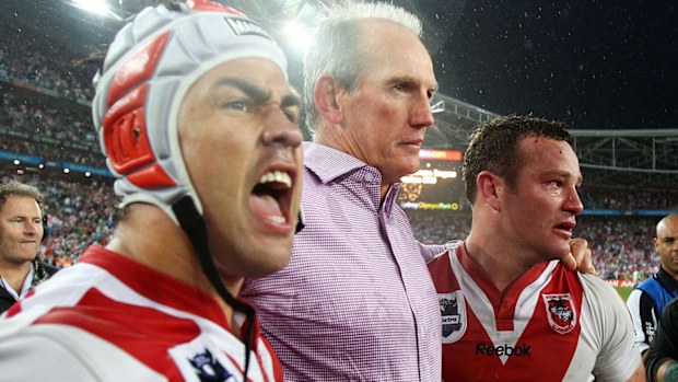 Wayne Bennett, Jamie Soward ve Dean Young, 2010 NRL Şampiyonluğu'nu kutlarken.