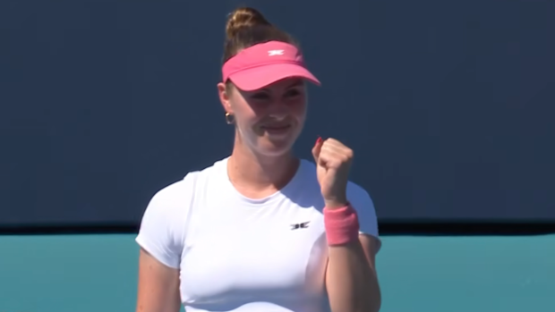 Talia Gibson, Iva Jovic karşısında zaferini kutluyor.