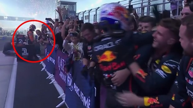 Yalnız Oscar Piastri, Max Verstappen'in takım kutlamalarının arka planında görünüyordu.