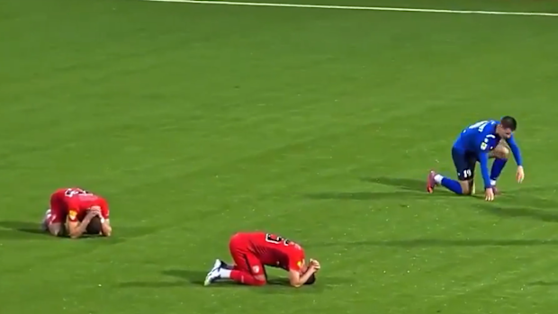 FK Radnicki 1923 ve Mladost Lucani oyuncuları, antrenörlerinin ölümüne tepki veriyor.