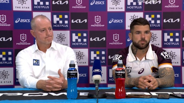 Michael Maguire y Adam Reynolds hablan con los medios en Canberra.