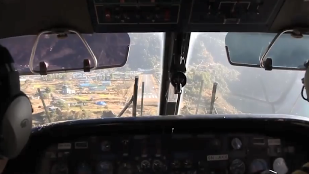 Pilots make their bumpy descent into Luikla airport
