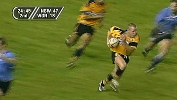 Christian Cullen streaks away from the Waratahs defence.