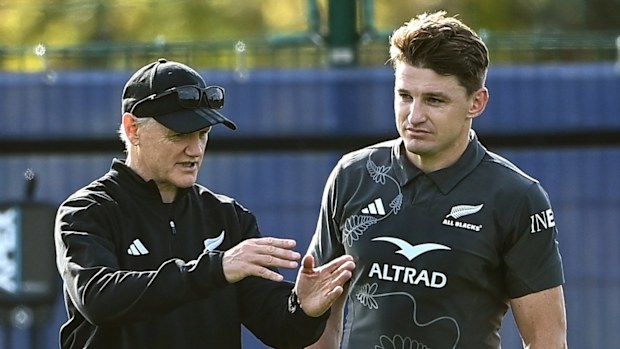 Joe Schmidt e Beauden Barrett durante una sessione di allenamento della Nuova Zelanda a Parigi.