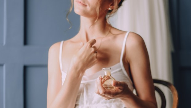 9PR: girl in the morning uses a perfume around her neck