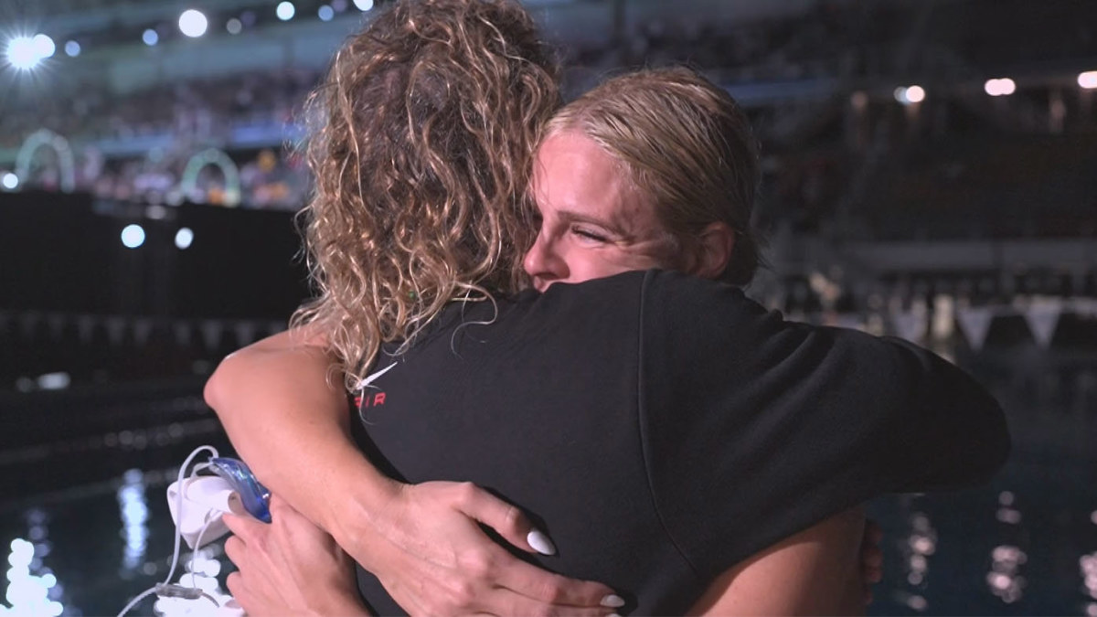 Shayna Jack y Dean Boxall comparten un momento increíble después de la final de 100m estilo libre