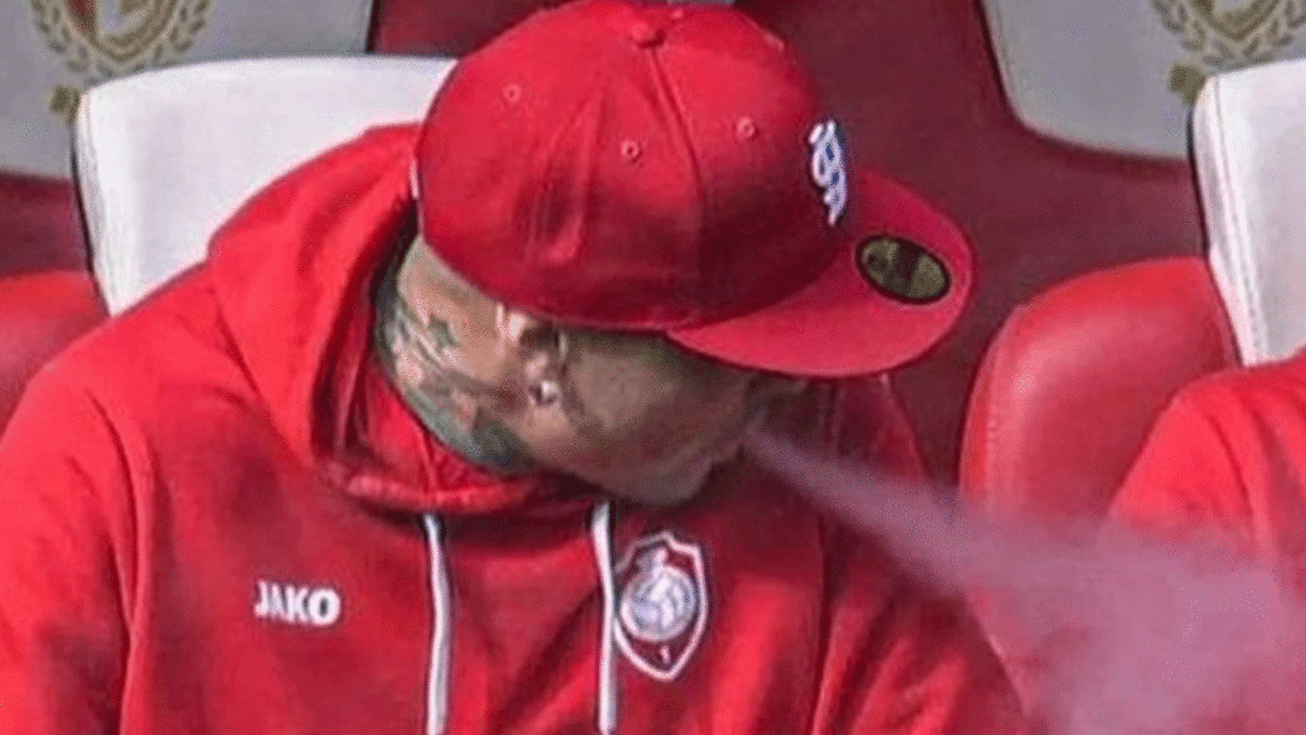 Football news 2022: Antwerp player Radja Nainggolan suspended indefinitely  for vaping on bench before game | Nine.com.au