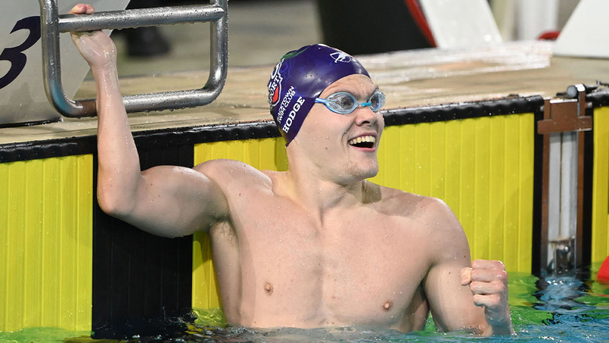 Para-swimming star shatters world record