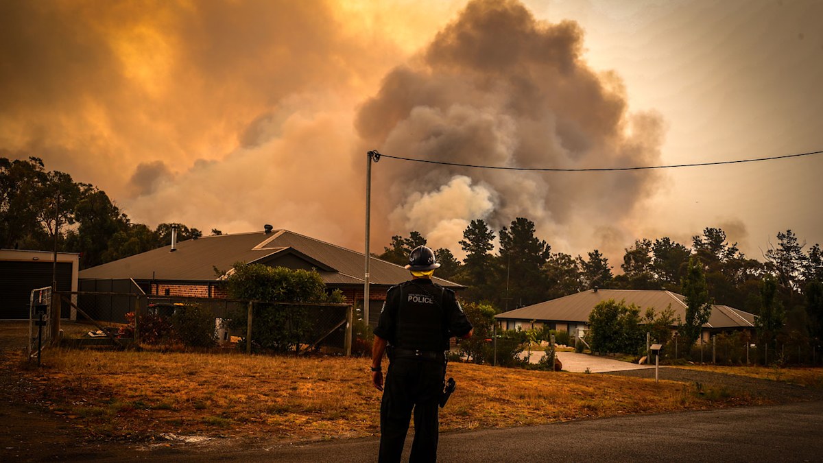 How bushfires create their own dangerous thunderstorms and weather ...