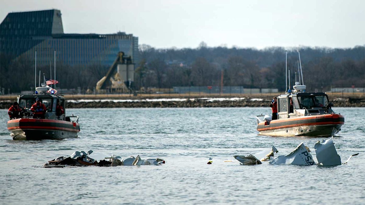 Washington DC plane crash update: Plane at 90-degree angle seconds ...