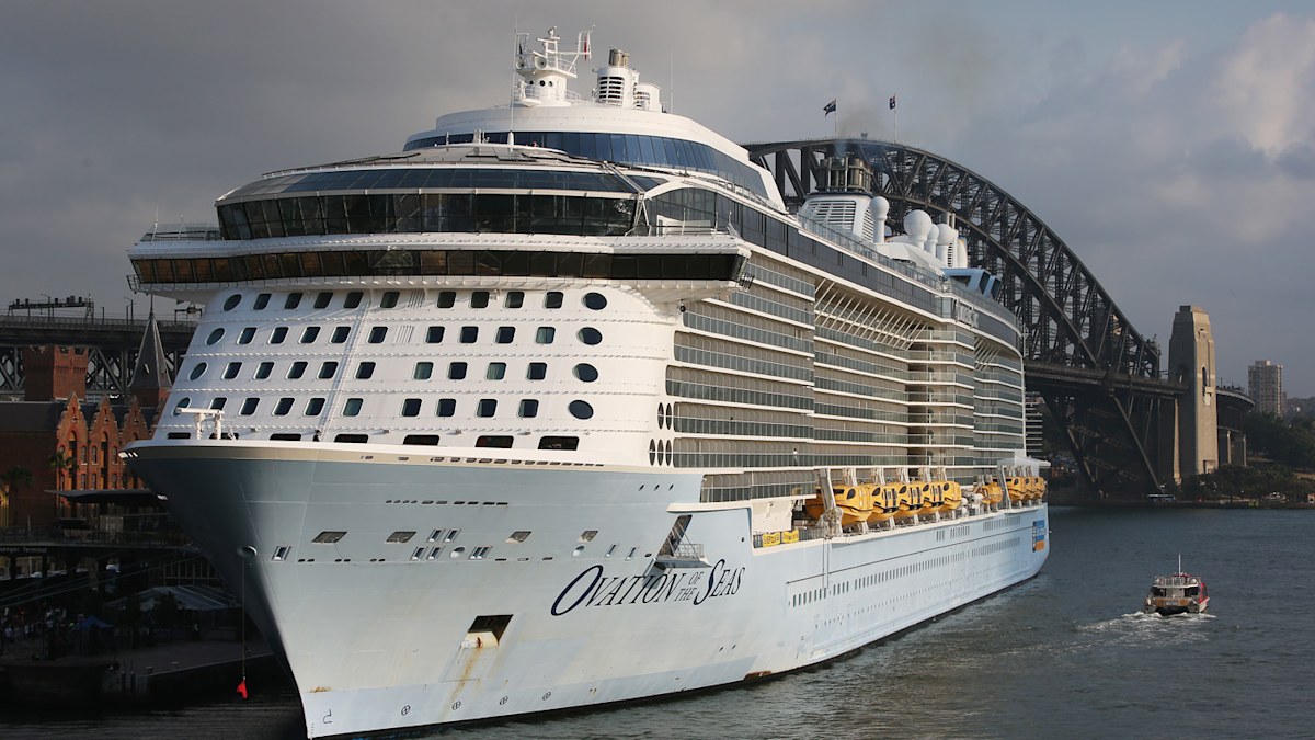 New Zealand Volcano Eruption: Cruise ship The Ovation of the Seas ...