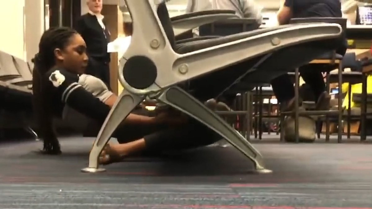 Woman limboing under airport chairs is both amazing and unnerving ...
