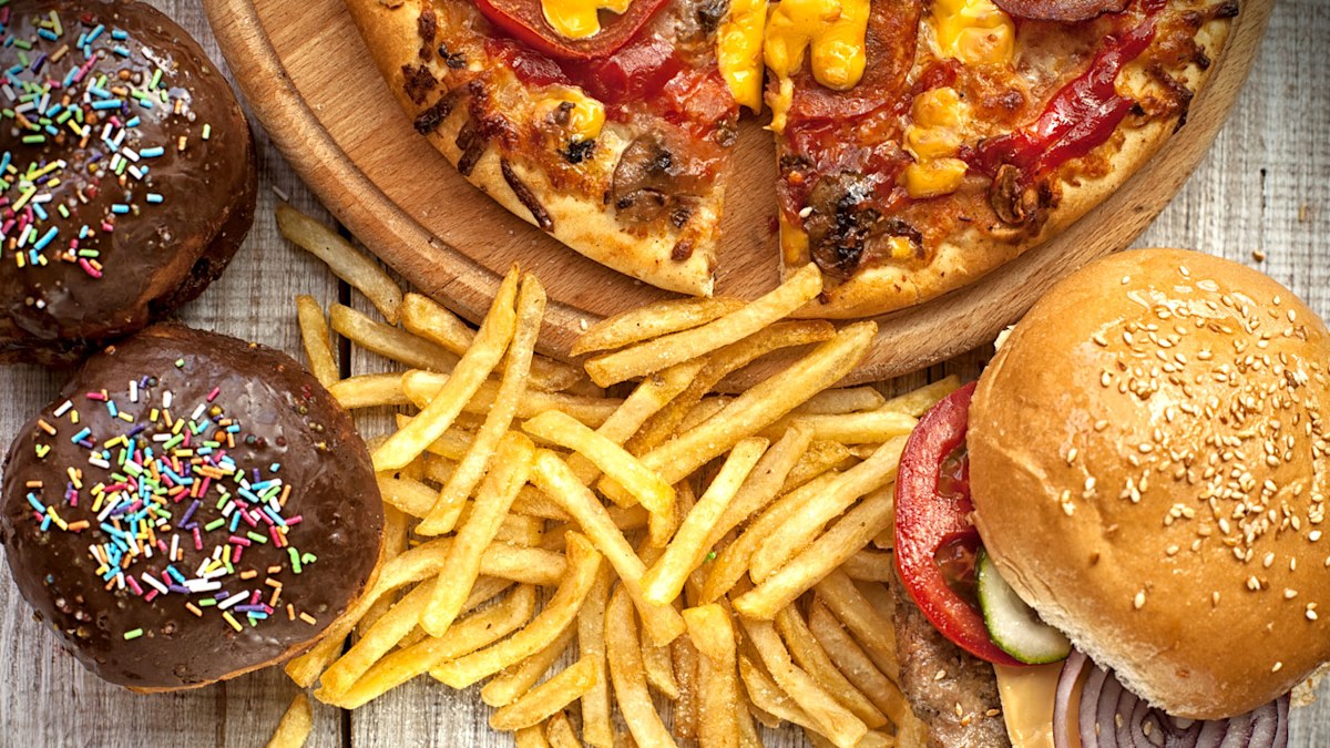 Junk food advertising makes teenagers eat more unhealthy snacks | Nine ...