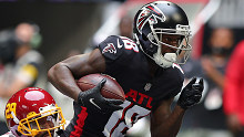  Calvin Ridley #18 of the Atlanta Falcons runs with the ball 