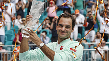 Roger Federer lifts the Miami Open trophy.