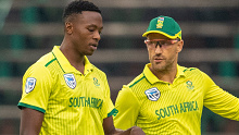 South Africa's Faf du Plessis, right, has a word with bowler Kagiso Rabada 