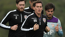 Perth Glory's Neil Kilkenny (C) leads a run during training.