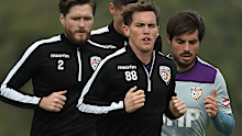 Perth Glory's Neil Kilkenny (C) leads a run during training.