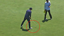 Rickie Fowler stuffs up a short putt