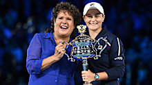 Evonne Goolagong Cawley and Ash Barty after the women's singles at the 2022 Australian Open.