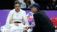 Simona Halep receives coaching from Darren Cahill during her WTA Finals match against Bianca Andreescu.