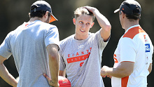 Lachie Whitfield (C) of the Giants talks with head coach Leon Cameron