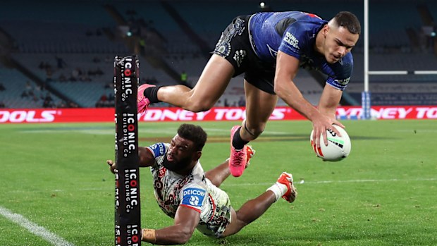 Jacob Kiraz flies in for a Bulldogs try.