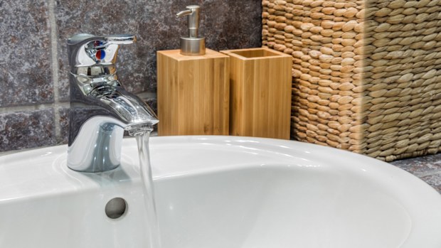 How to unclog a drain using natural ingredients 