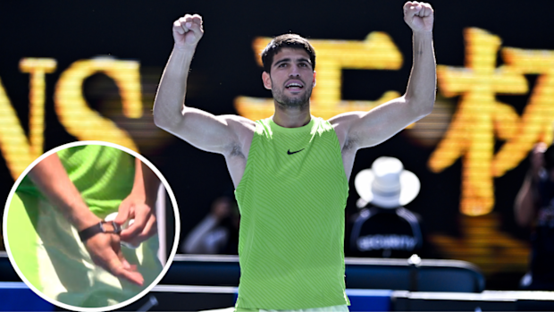 Alcaraz, hakem tarafından Whoop bileziğini çıkarması istendi.