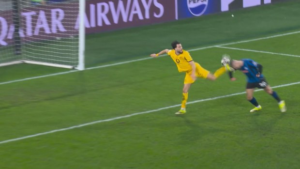 El jugador del Dortmund Ramy Bensebaini (amarillo) recibió una segunda tarjeta amarilla por este desafío contra Nikola Krstovic.