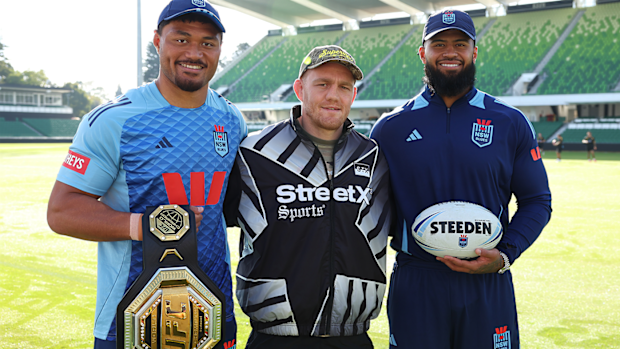 El campeón mundial de Welderwaite de UFC, Jack della Madalena, es una pose con Stepono Utigamanu y Payn Haas durante una sesión de entrenamiento del estado de Blues de NSW.