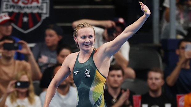 Ariarne Titmus greets the crowd after successfully defending her Olympic 400m freestyle title.