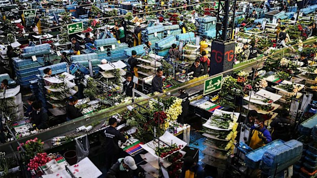 A Colombian market preparing flowers for export to the US.