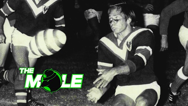 Doğu Banliyösü'nden Johnny Mayes, Wills Kupası'nda Newtown'a karşı mücadele ediyor. 7 Mart 1974. The Mole.